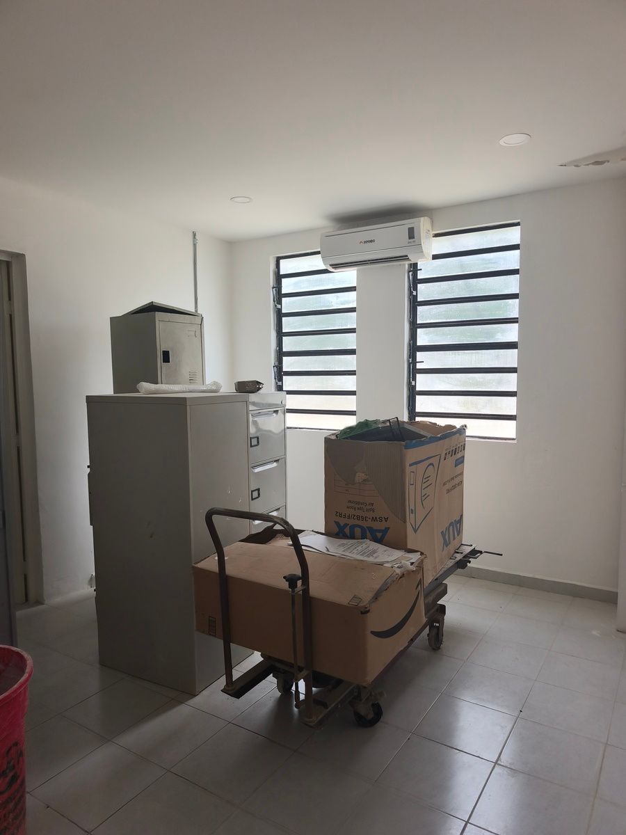 14 de 22: 2  Oficina con su baño