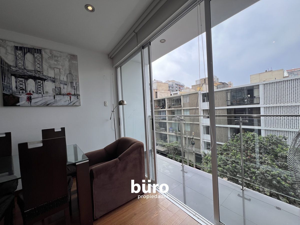 2 de 22: El balcón y vista a la calle