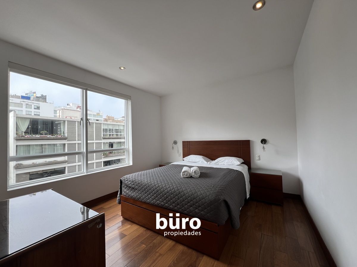 9 de 22: Dormitorio principal con vista a la calle y baño incorporado