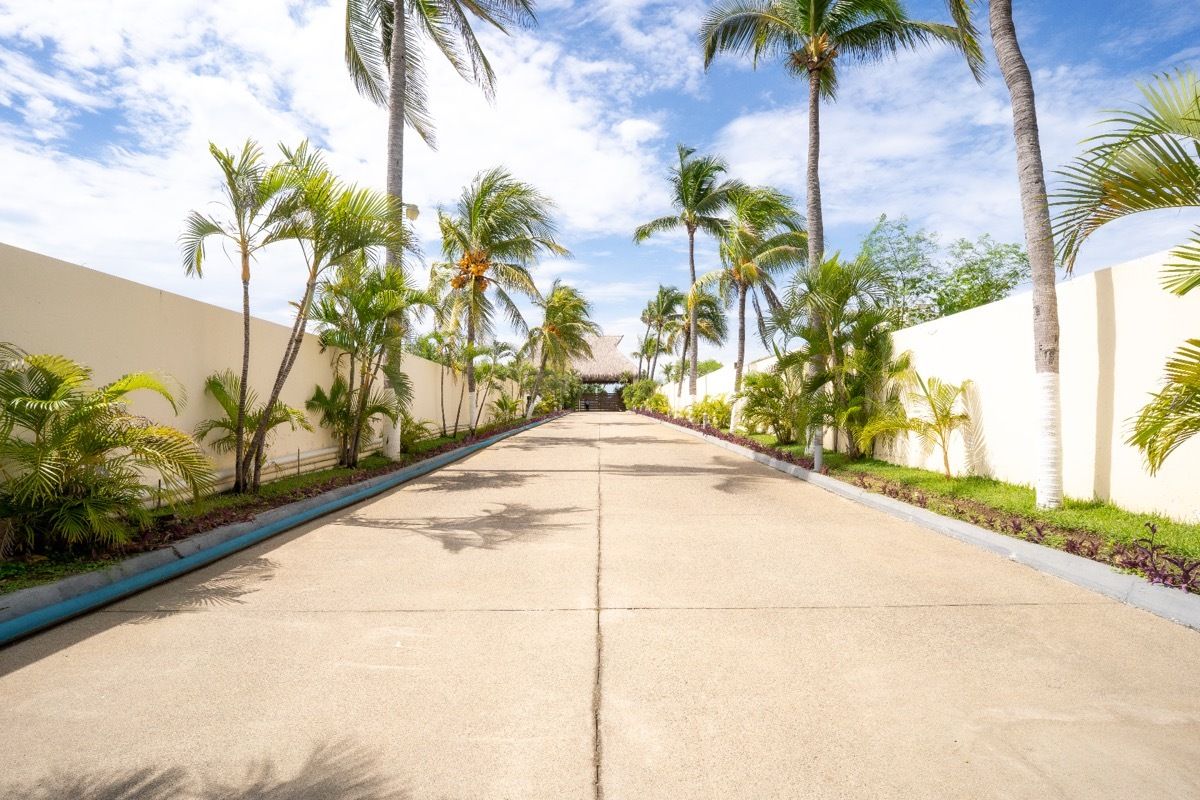 27 de 37: calle interior