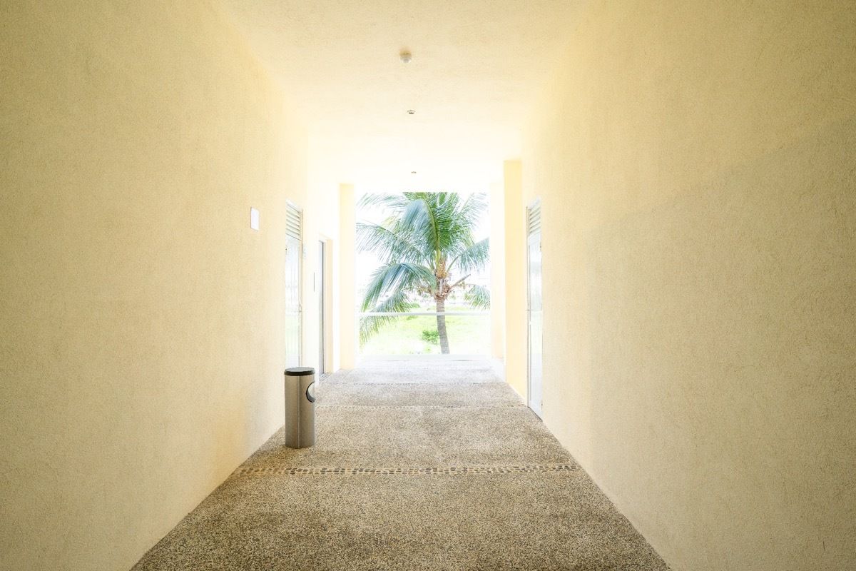 25 de 37: pasillo al elevador