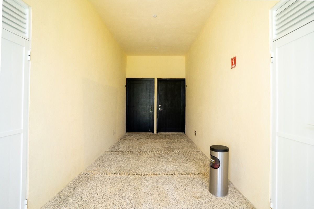 24 de 37: pasillo al departamento