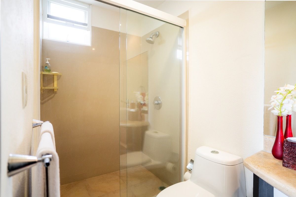 16 de 37: baño segunda y tercera recámara