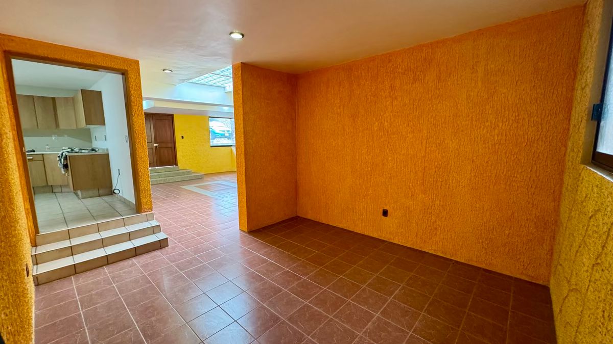 8 of 36: SALA DE T.V. O FAMILY ROOM