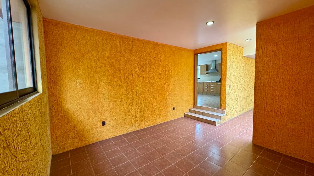 7 of 36: SALA DE T.V. O FAMILY ROOM