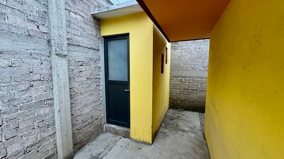 23 of 36: MEDIO BAÑO