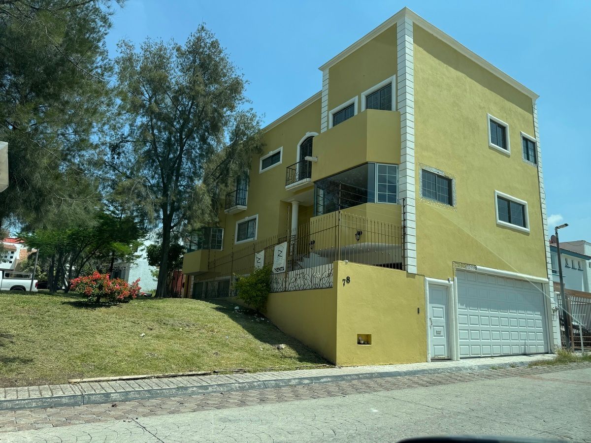 1 de 40: casa colindante con parque