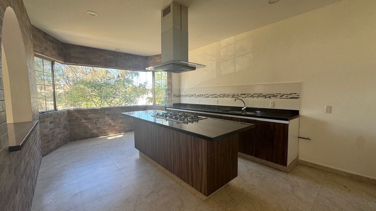 8 de 40: Cocina Integral amplia con horno y campana