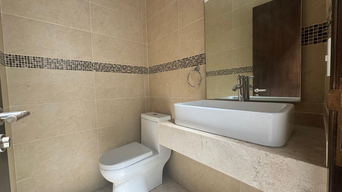 17 de 40: Medio baño de visitas