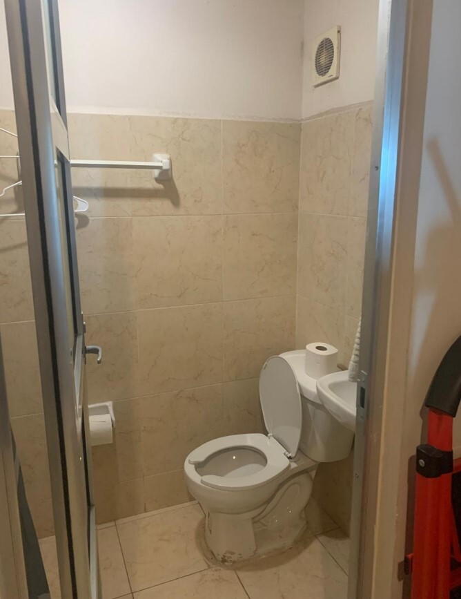 22 of 39: baño de servicio