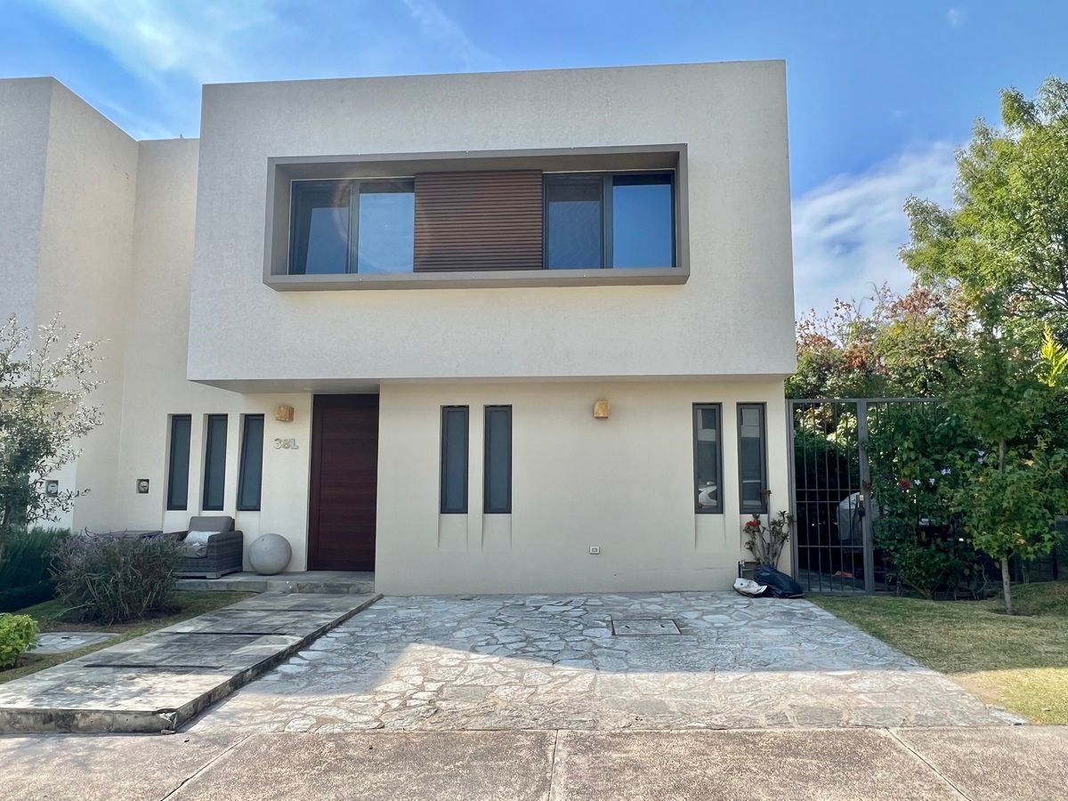 1 de 27: Fachada Casa