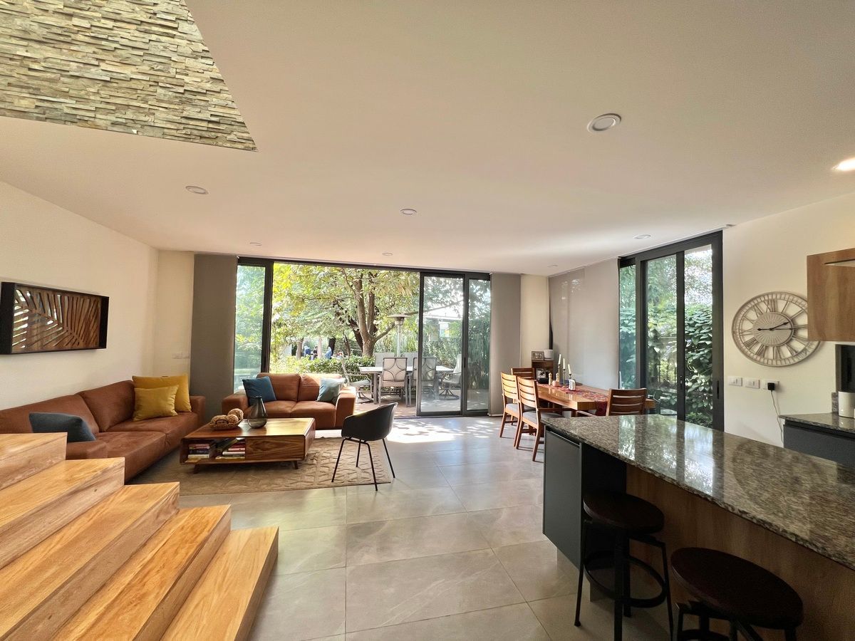 3 de 27: Vista general área sala comedor desde la cocina