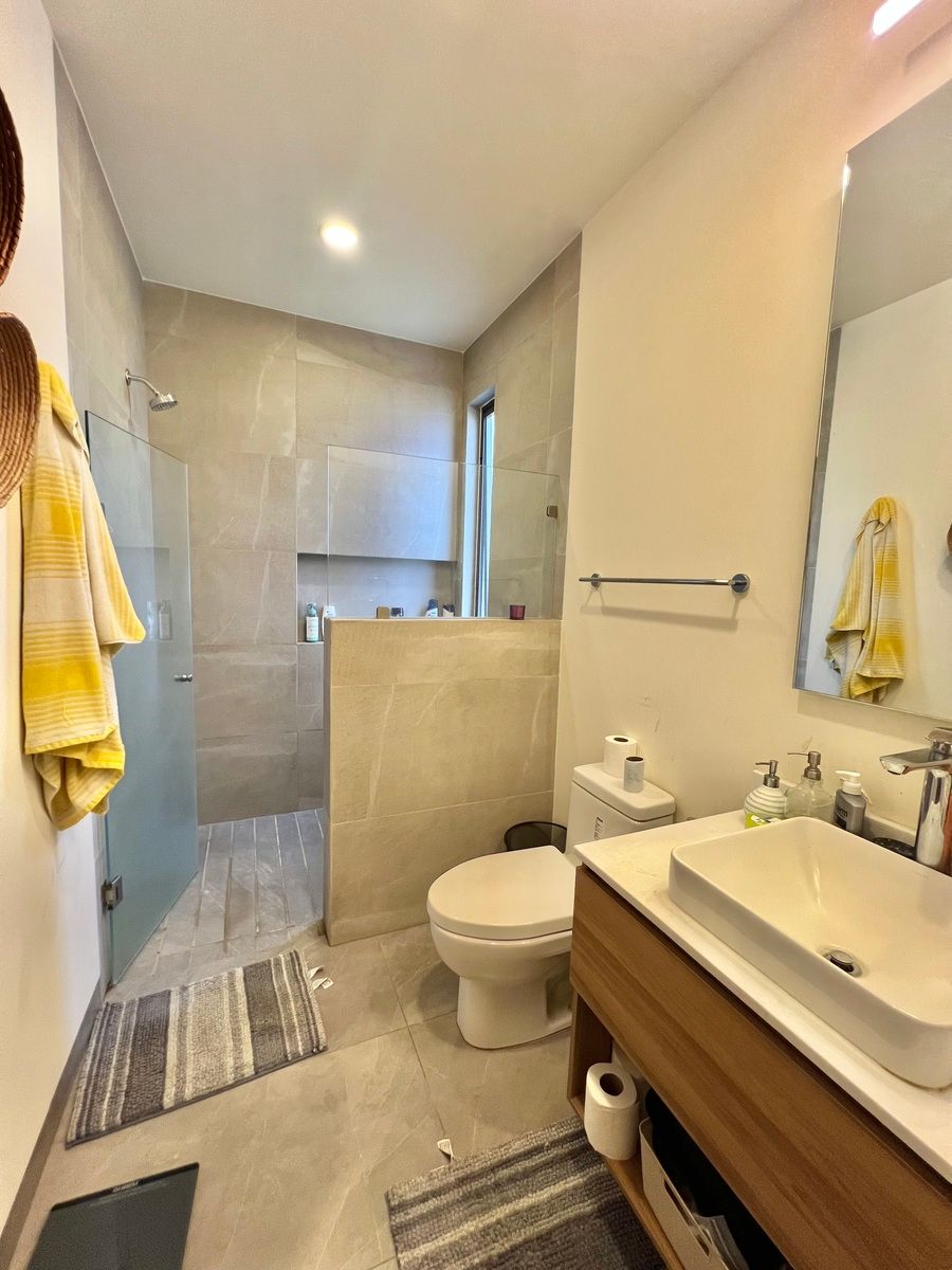 22 de 27: Planta alta , baño completo (3) común