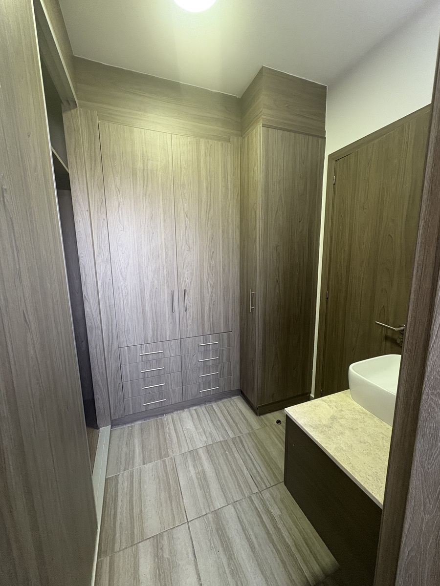 18 of 40: WALK IN CLOSET