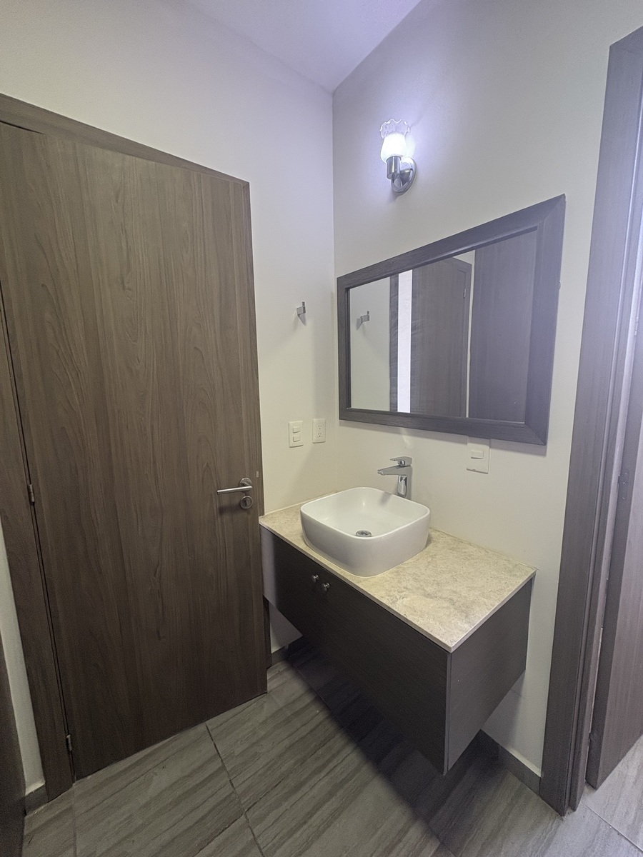 17 of 40: BAÑOS CON FINOS DETALLES EN MÁRMOL