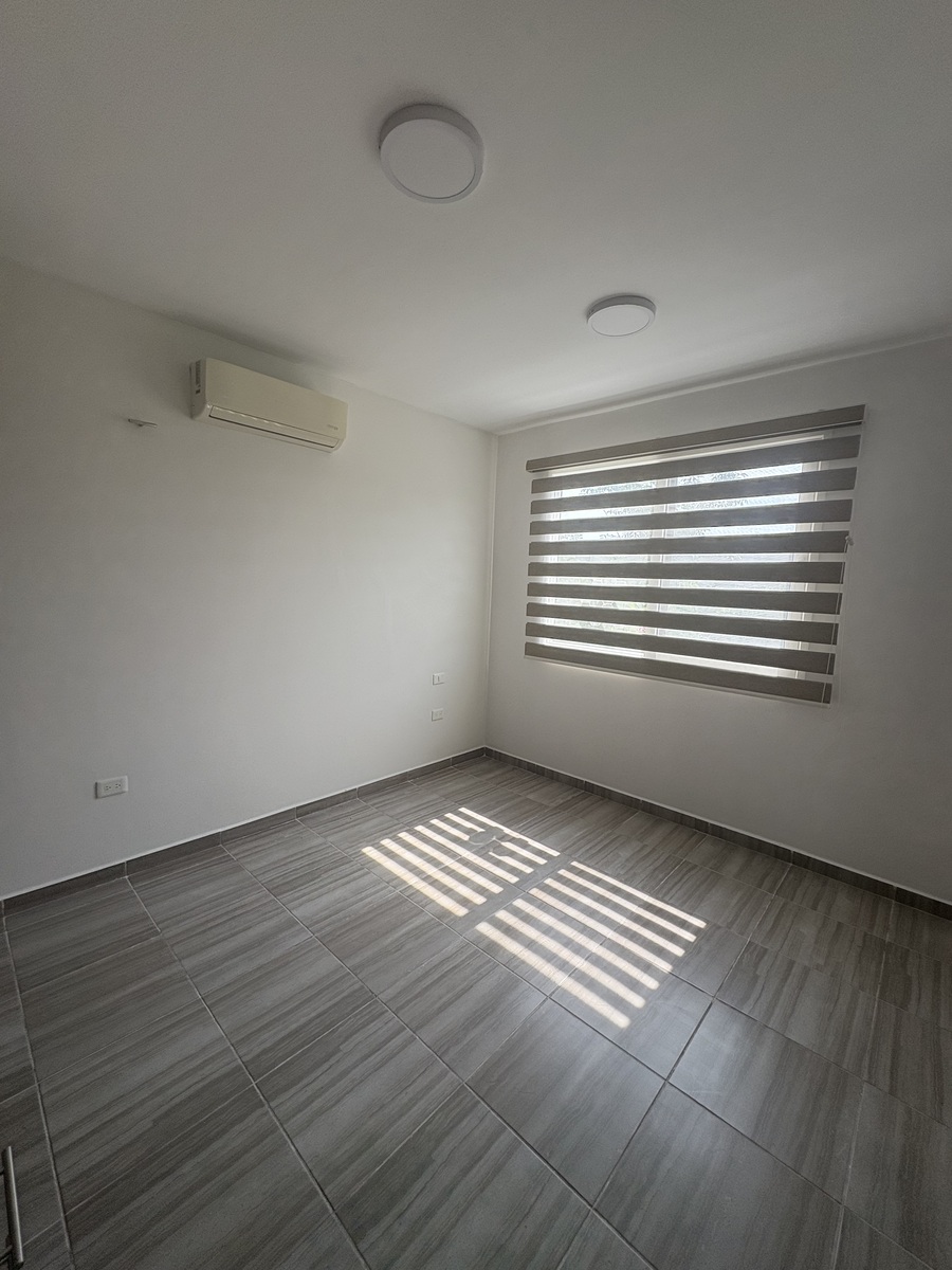 21 of 40: TODAS LAS PERSIANAS Y AIRES ACONDICIONADOS