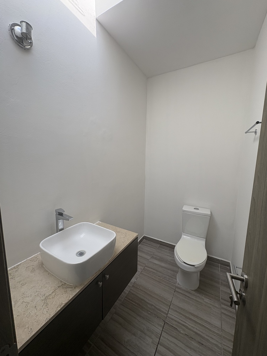 24 of 40: BAÑOS ACCESORIOS  Y WC HELVEX