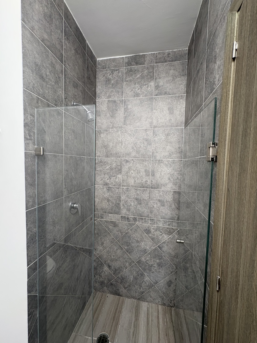 25 of 40: PUERTAS EN REGADERA DE CRISTAL TEMPLADO