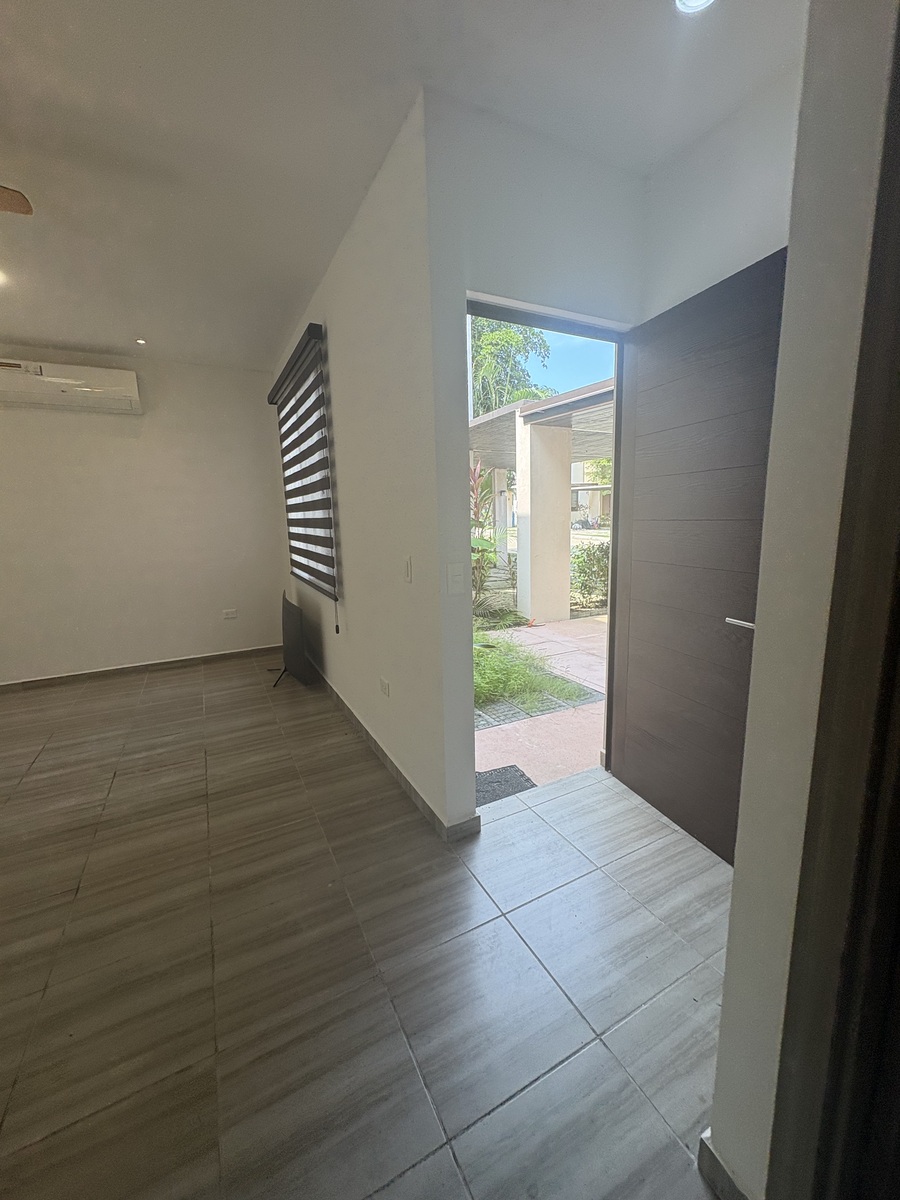 8 of 40: PUERTA PRINCIPAL DE ACCESO