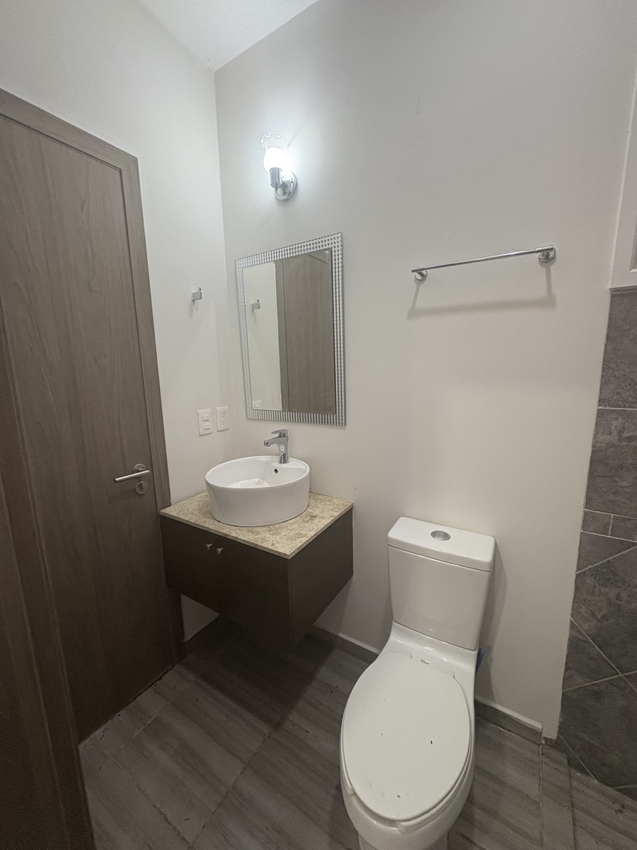 11 of 40: BAÑO COMPLETO EN PLANTA BAJA