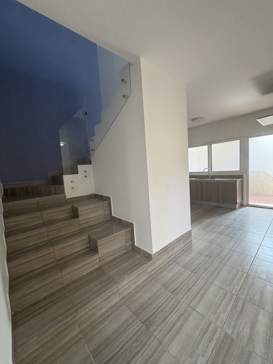 7 of 40: AMPLIA ESCALERA PARA PLANTA ALTA