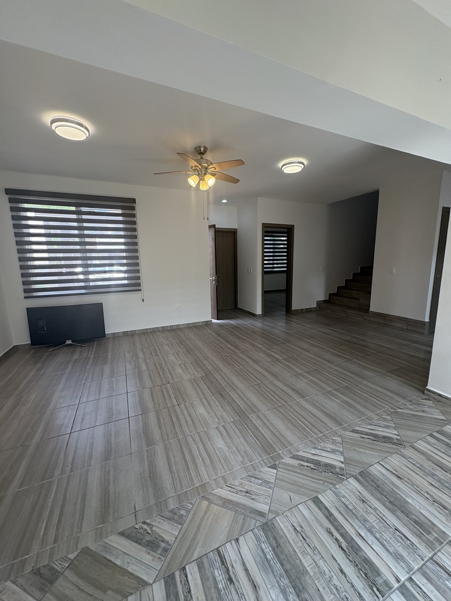 2 of 40: CON VENTILADORES, LAMPARAS, AIRES ACONDICIONADOS Y PERSIANAS