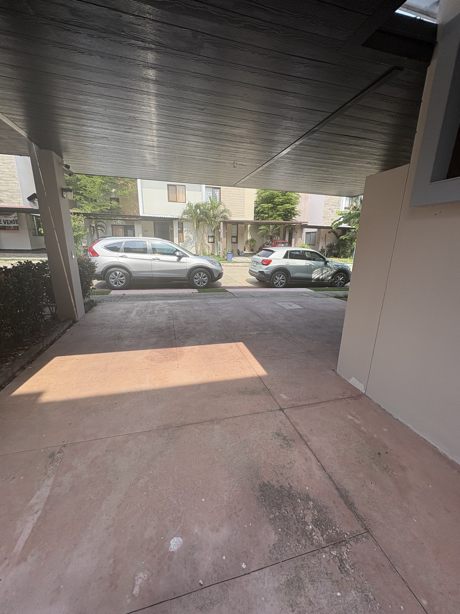 31 of 40: GARAGE AMPLIO Y TECHADO PARA CAMIONETAS Y AUTOS