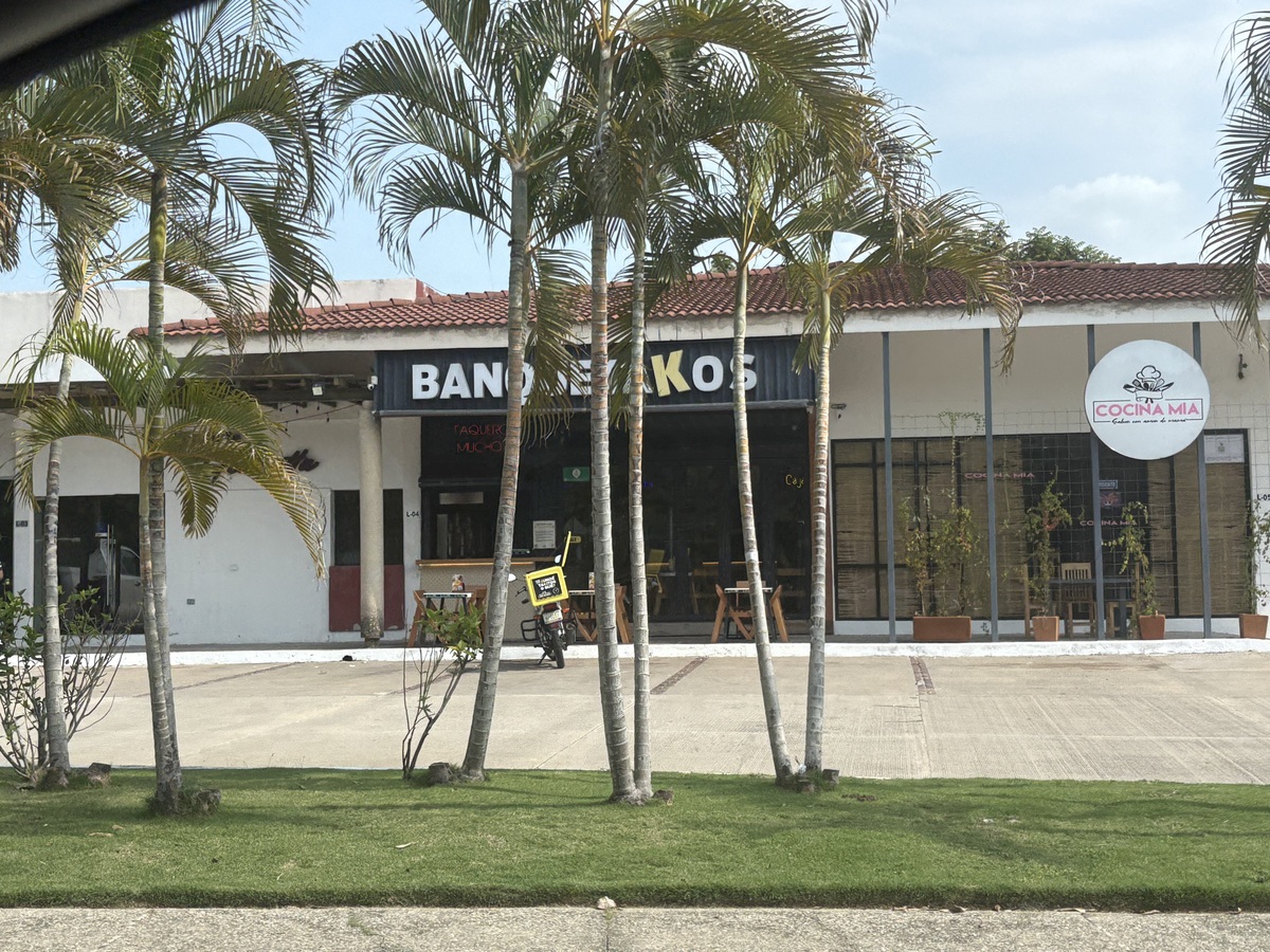 38 of 40: PLAZA CON SERVICIOS