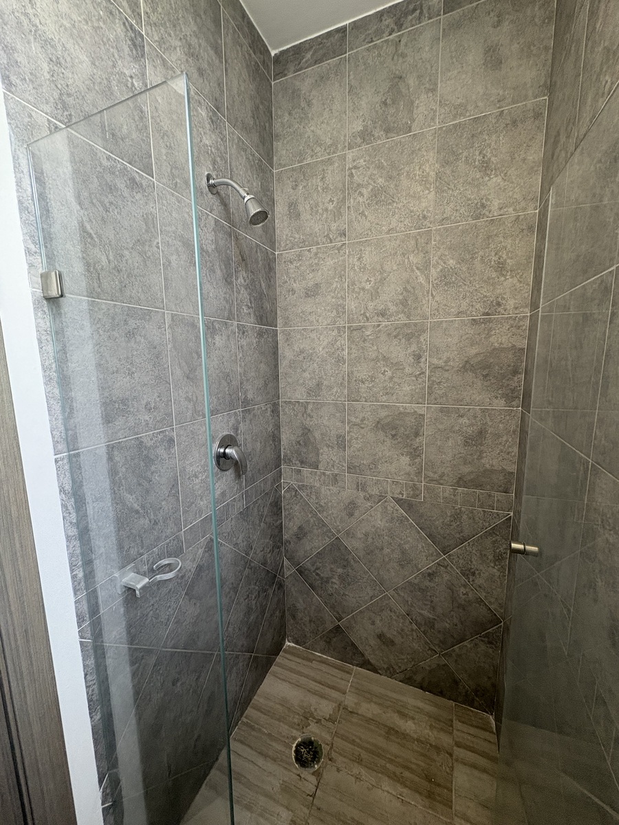 39 of 40: BAÑOS CON FINOS MOSAICOS