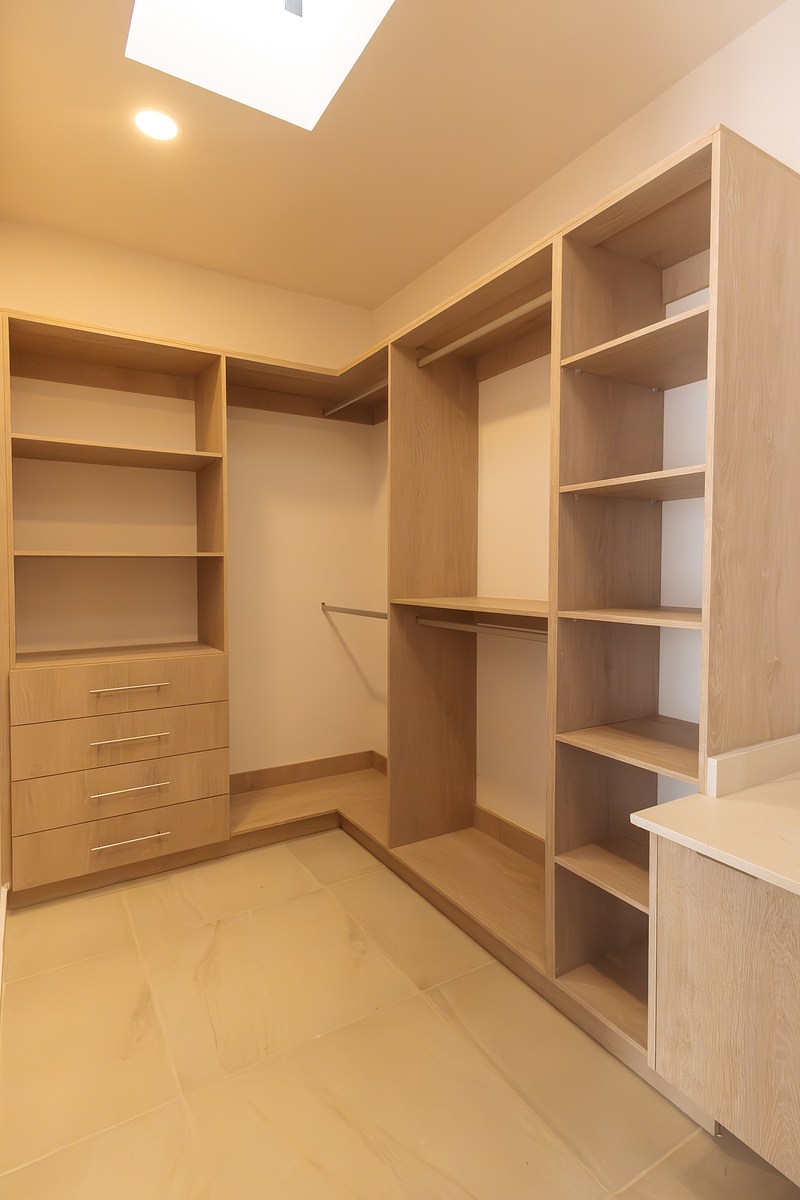 17 de 25: Closet Vestidor, Recámara Principal