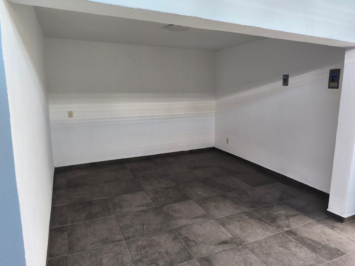 CASA CON USO DE SUELO EN VENTA EN LOMAS DE ZAPOPAN - foto 5