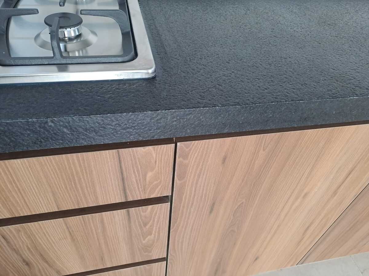 20 de 20: DETALLE PIEDRA NEGRA COCINA