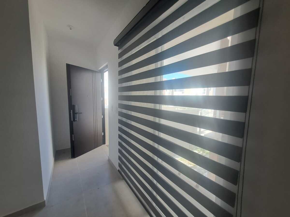 6 de 20: ENTRADA, PERSIANA VENTANAL