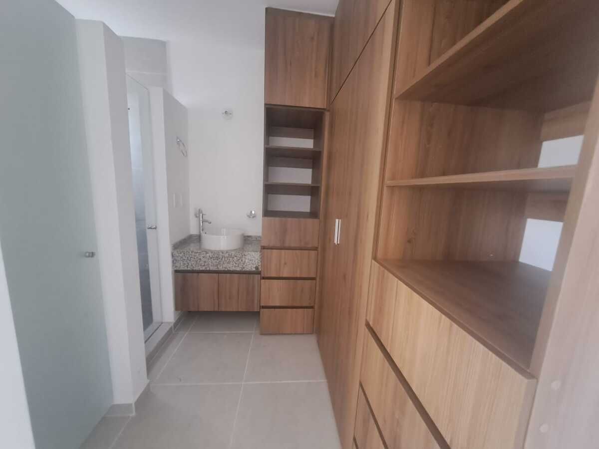 10 de 20: VESTIDOR Y BAÑO REC 1