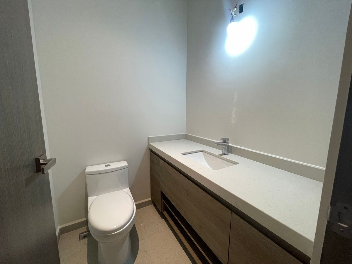 15 of 31: Baño visitas