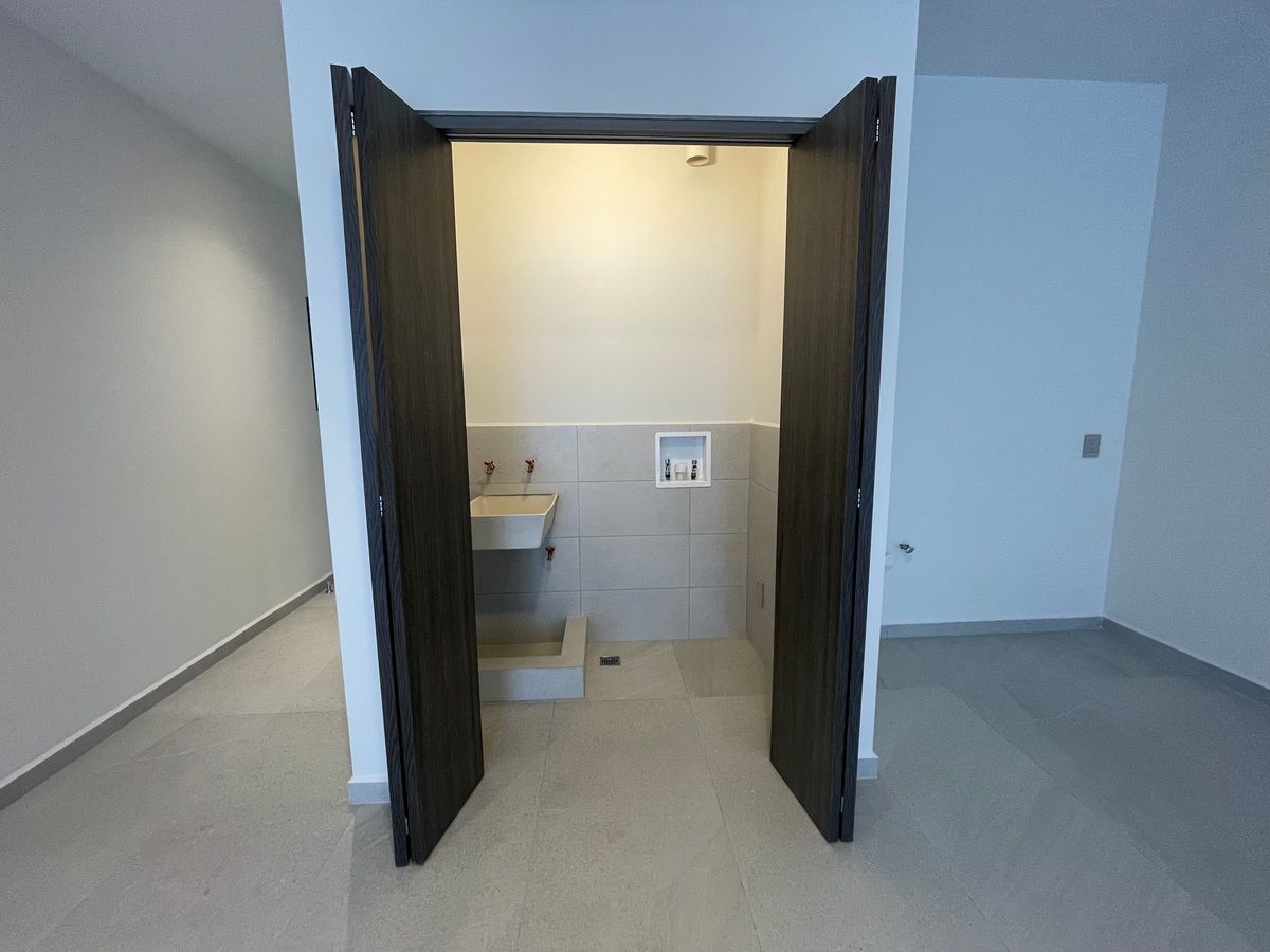 14 of 31: Clóset de lavado