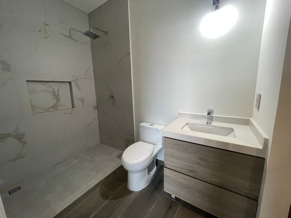 21 of 31: Baño principal