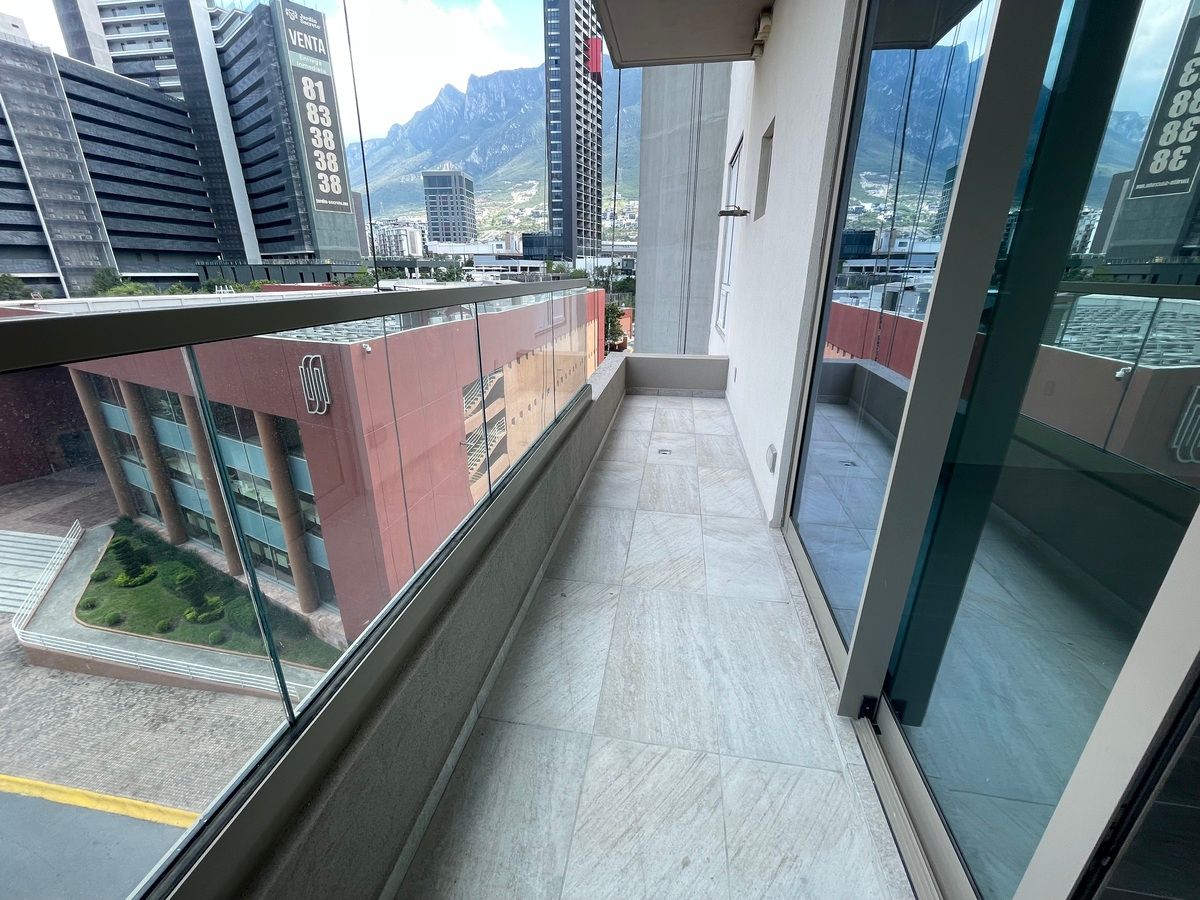 24 of 31: Balcón recamara principal