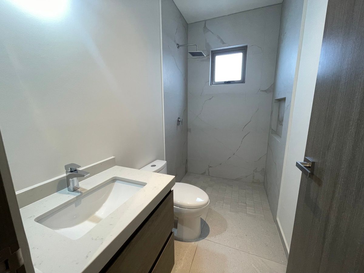 25 of 31: Baño secundario