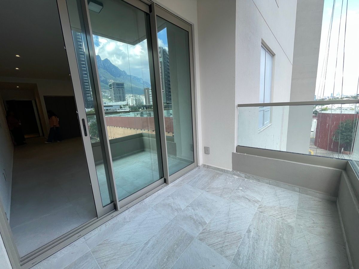 17 of 31: Terraza social