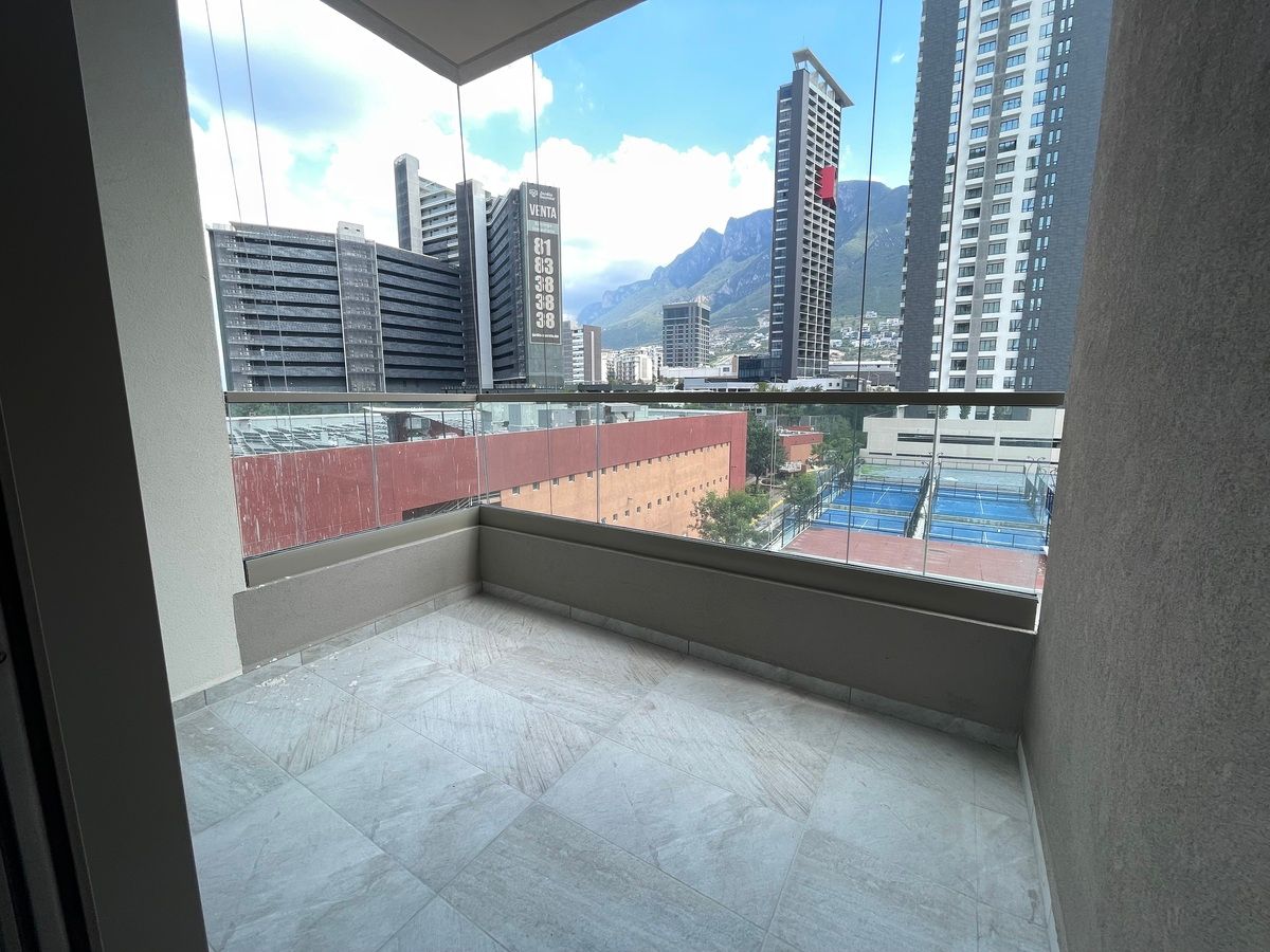 18 of 31: Terraza social