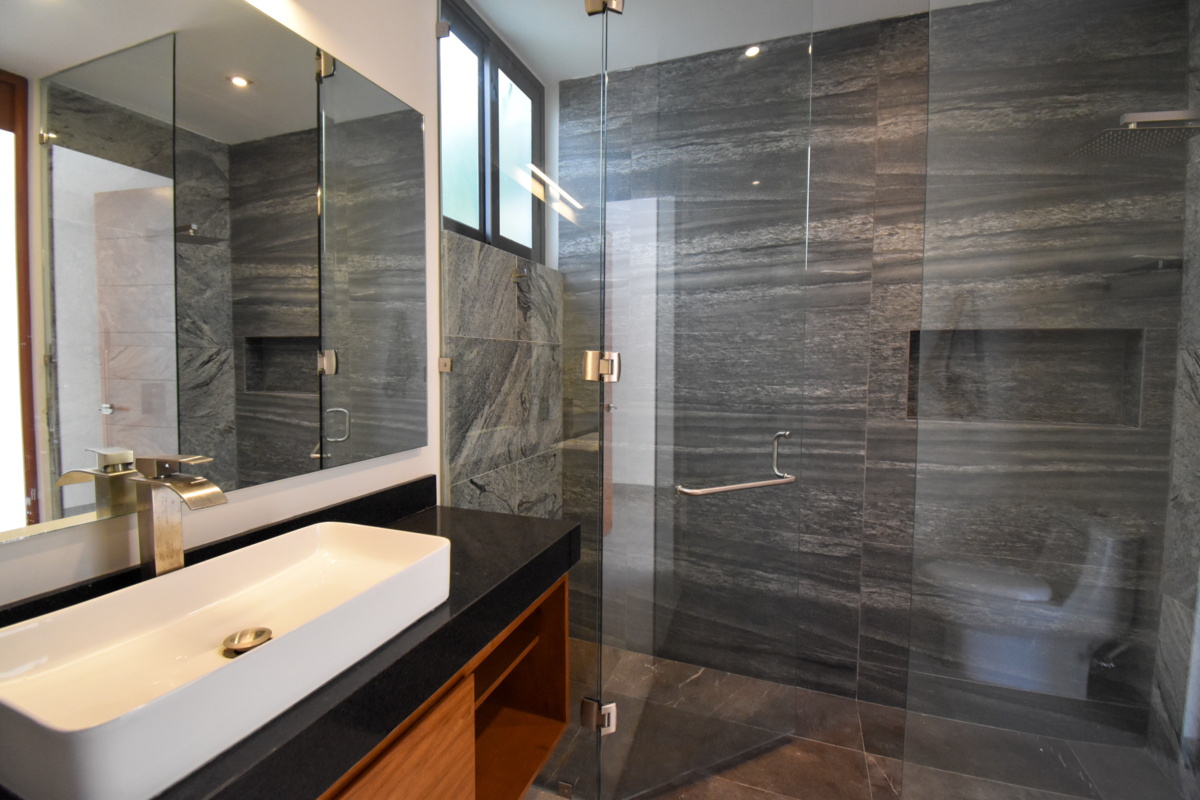 11 of 32: Baño compartido en planta baja