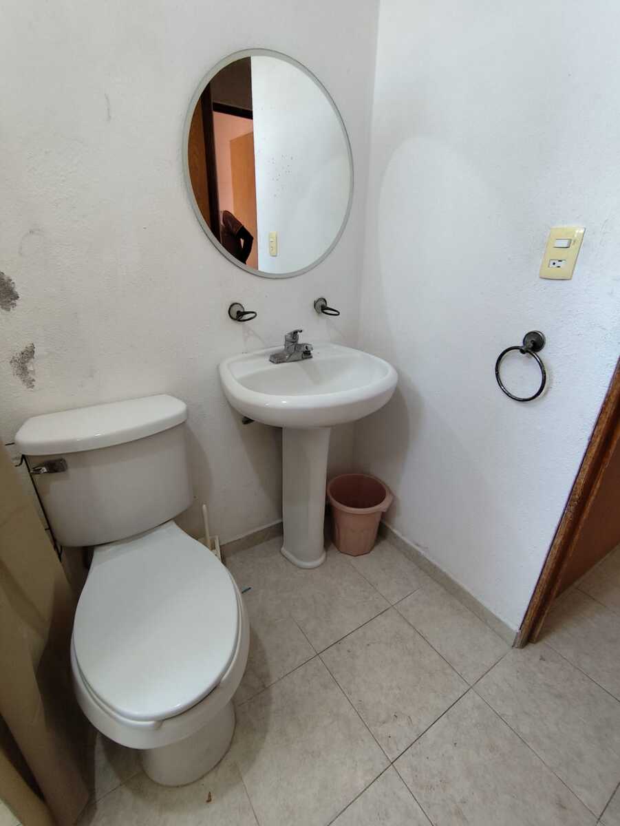8 of 14: BAÑO COMPLETO