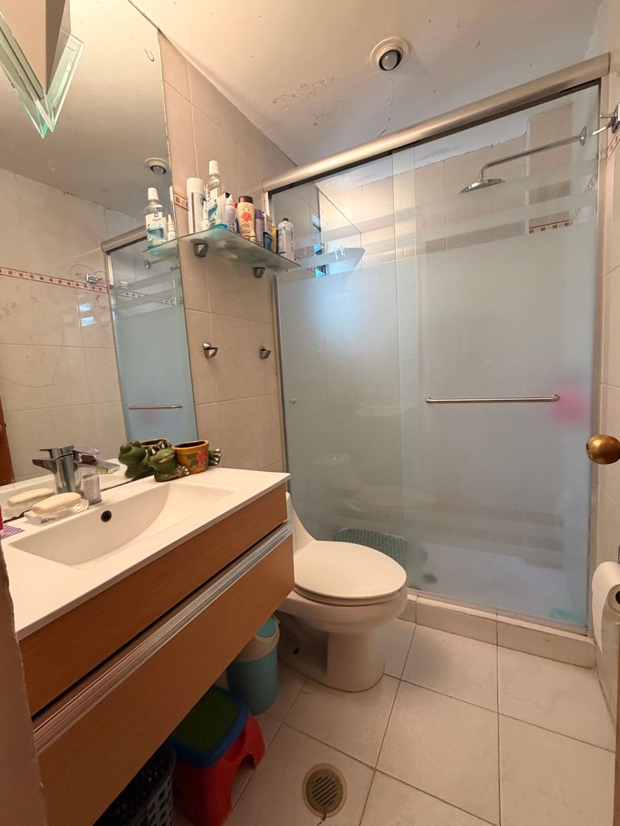 8 de 14: Baño con cancel de vidrio