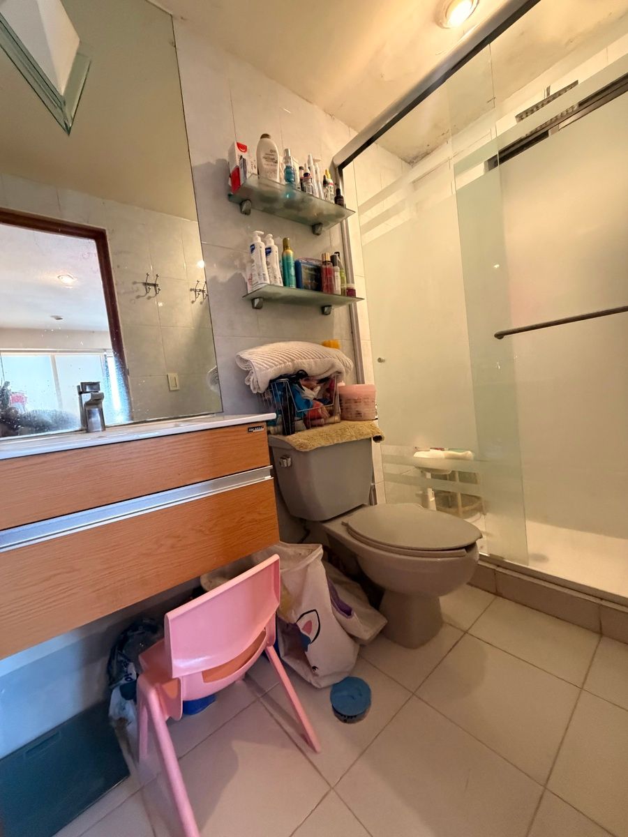 9 de 14: Baño con cancel de vidrio templado