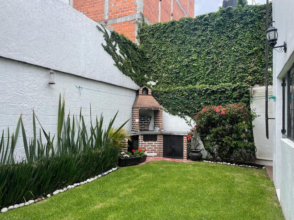 21 de 25: Jardín posterior con asador