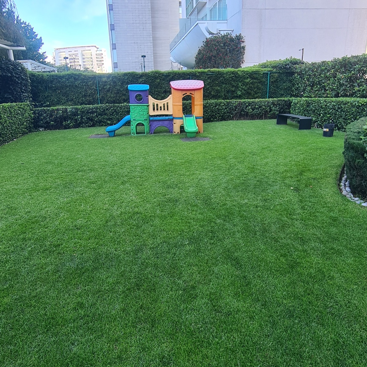 11 de 12: Jardín con juegos infantiles