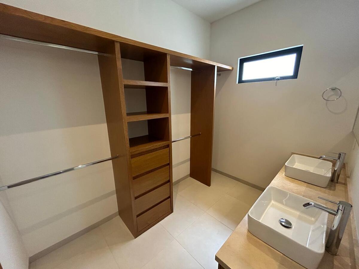 2 of 13: Closet recamara principal