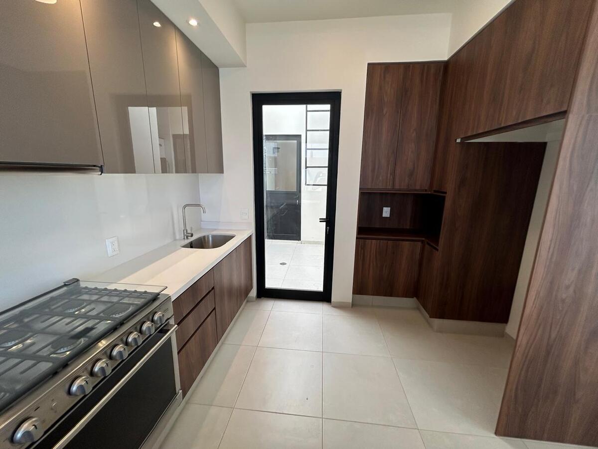 10 of 13: Cocina equipada