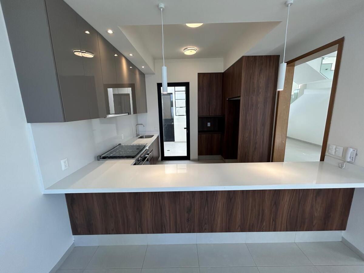 11 of 13: Cocina equipada